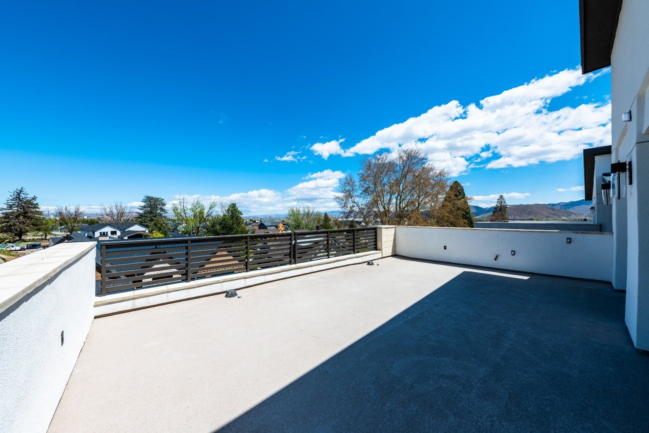 Large rooftop patio with mountain and neighborhood view