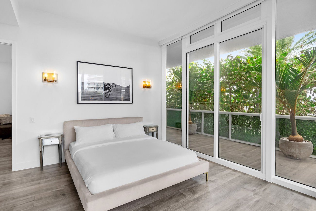 minimalist bedroom before furniture replacement